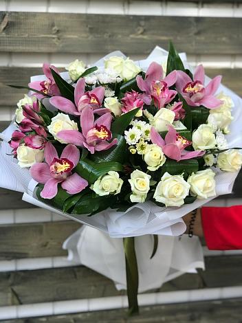 Букет цветов из: Розы и Хризантемы в Махмуде-Мектебе