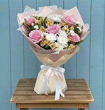 Букет цветов из:  Гвоздики, Орхидеи и Розы в Махмуде-Мектебе