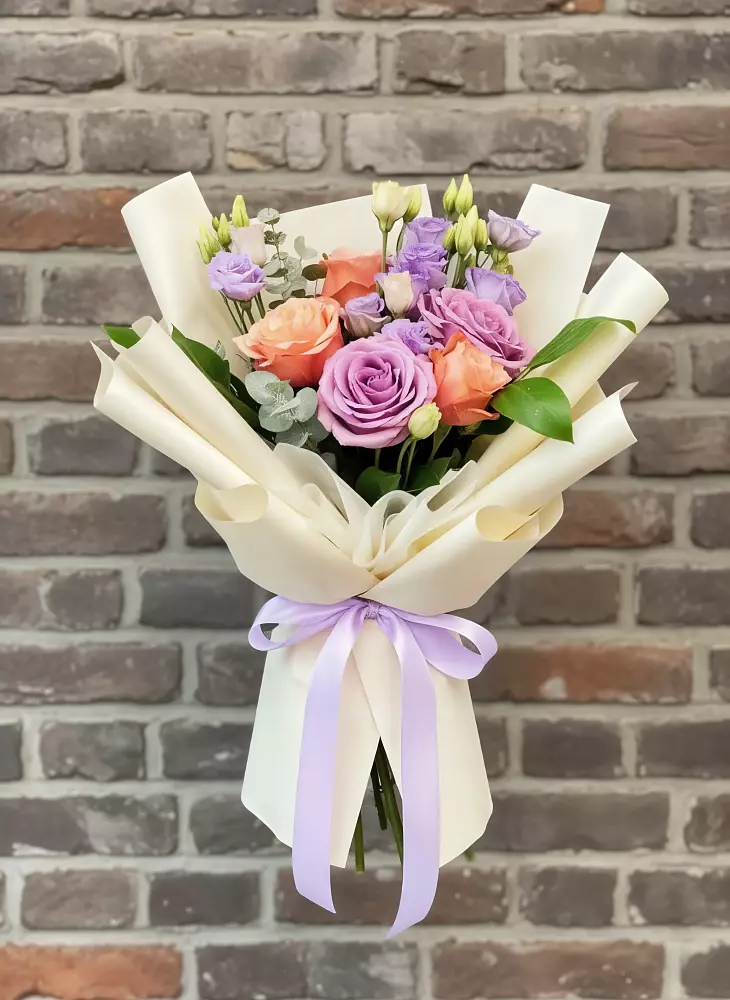 Букет цветов из: Лизиантусы и Розы в Махмуде-Мектебе