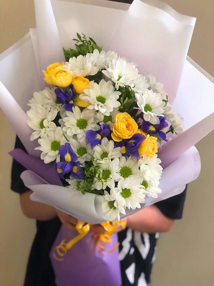 Букет цветов из: Ирисы, Хризантемы и Розы в Махмуде-Мектебе