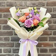 Букет цветов из:  Лизиантусы и Розы в Махмуде-Мектебе