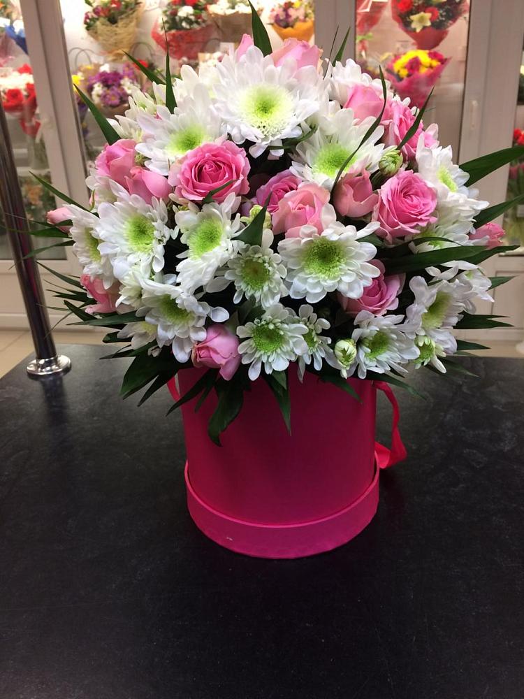 Цветочная композиция из Розы и Хризантемы в шляпной коробке в Махмуде-Мектебе