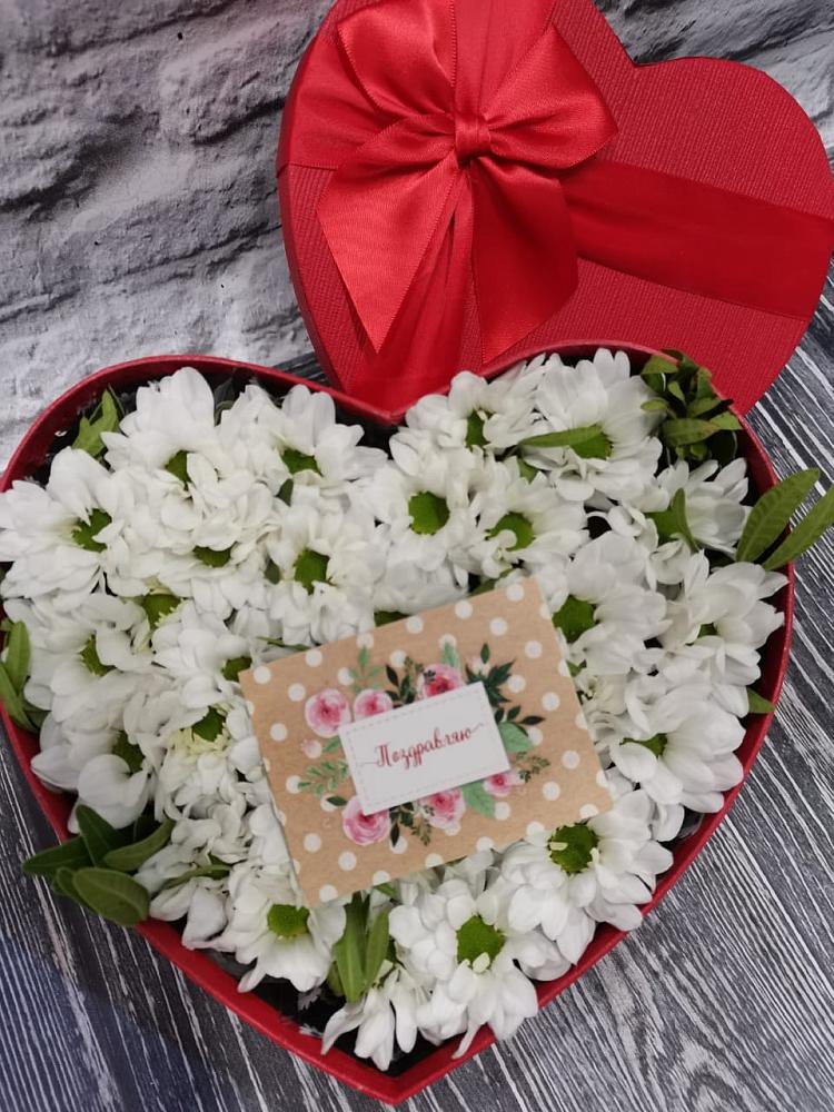 Цветочная композиция из Хризантемы в виде сердца в Махмуде-Мектебе