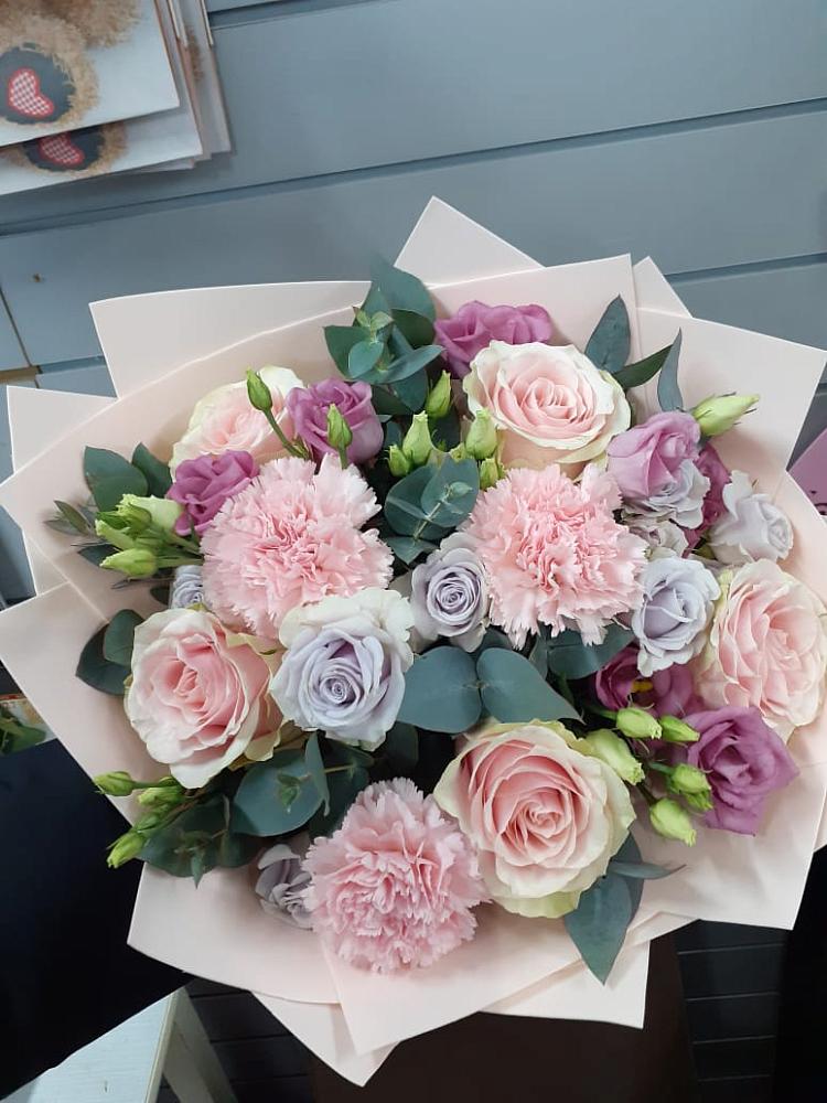 Букет цветов из: Розы, Гвоздики и Лизиантусы в Махмуде-Мектебе