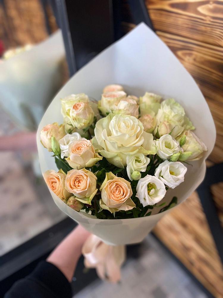 Букет цветов из: Розы и Лизиантусы в Махмуде-Мектебе